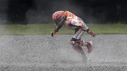 Marc Marquez terpental dari lintasan saat berlaga di Grand Prix Argentina, Minggu (9/4). Marc Marquez hilang kendali saat hendak menikung ke kiri.(AFP Photo/ JUAN MABROMATA)