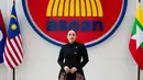 Melalui beberapa unggahan foto Wilsen Willim, terlihat Chelsea Islan bergaya maskulin mengenakan batik coat dress yang memiliki siluet desain khas sang desainer. [Foto: Instagram/wilsenwillimofficial]