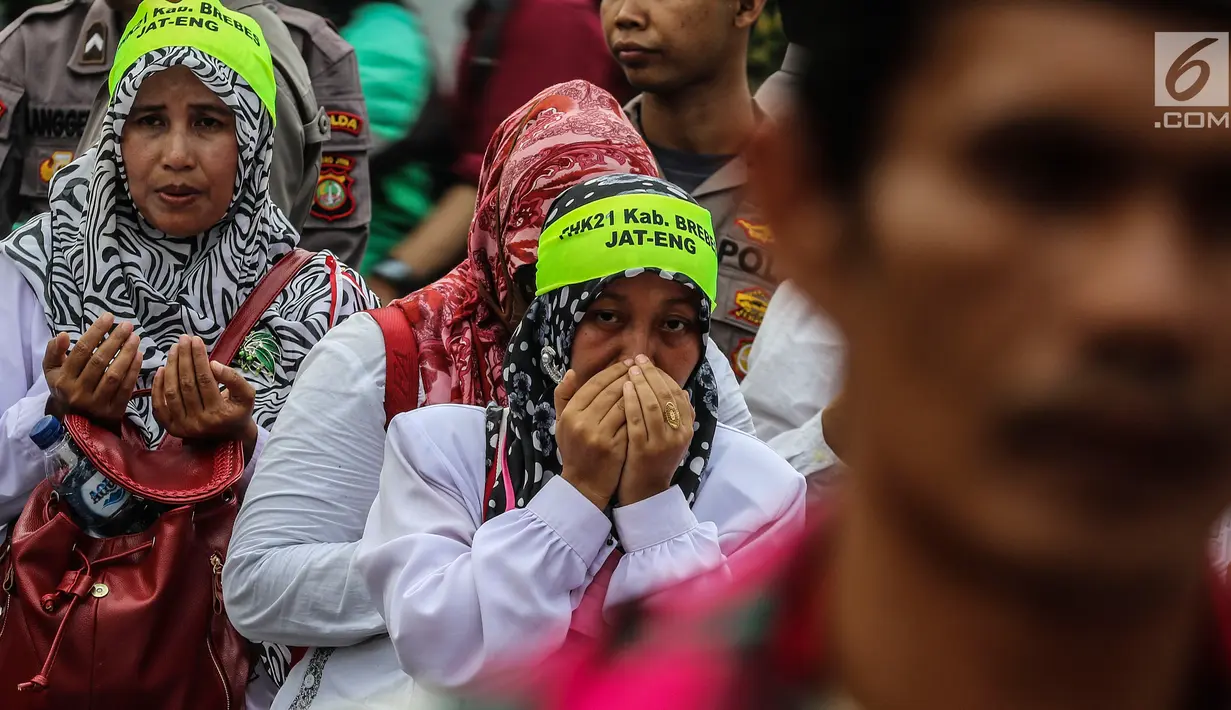Sejumlah guru honorer Kategori 2 beristigosah saat menggelar aksi di depan gedung MPR/DPR, Jakarta, Senin (23/7). Aksi tersebut untuk mendukung proses penyelesaian atau penentuan nasib para honorer K2 yang sedang dirapatkan. (Liputan6.com/JohanTallo)