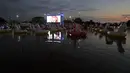 Sejumlah balon flamingo terlihat selama Festival Terapung pertama di Danau Sarah Kubstichek Brasilia, Brasil (30/9/2020). Brasil mengadakan festival pertama yang mengusung tema terapung. (AP Photo/Eraldo Peres)