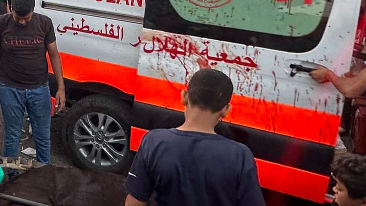 Serangan biadab itu dilancarkan Israel ketika sejumlah ambulans tengah bersiap mengevakuasi pasien ke perbatasan Rafah dengan Mesir.