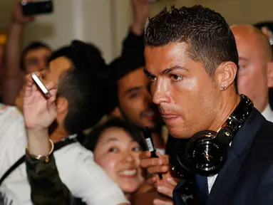 Penyerang Real Madrid Cristiano Ronaldo disambut meriah oleh para fans saat tiba di Bandara Manchester, Inggris, (25/4). Real Madrid akan menjalani semifinal leg pertama liga Champion melawan Manchester City. (Reuters / Phil Noble)