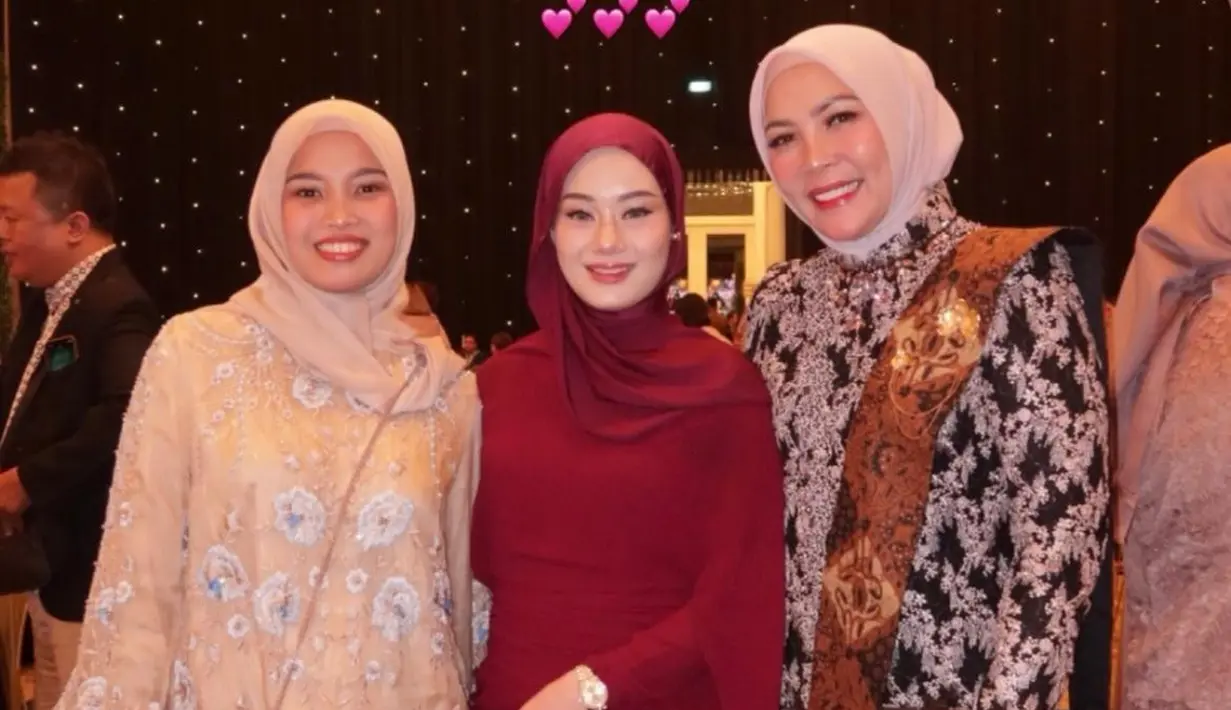 Dinda Hauw tampil elegan mengenakan maxi dress dan pashmina serba warna merah maroon. [@dindahw].