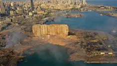 Gambar drone memperlihatkan tempat ledakan yang mengguncang pelabuhan Beirut, Lebanon, Rabu (5/8/2020). Ledakan dahsyat yang terjadi pada Selasa, 4 Agustus 2020, tersebut sejauh ini menewaskan 78 orang dan dan lebih dari 4.000 lainnya terluka. (AP Photo/Hussein Malla)