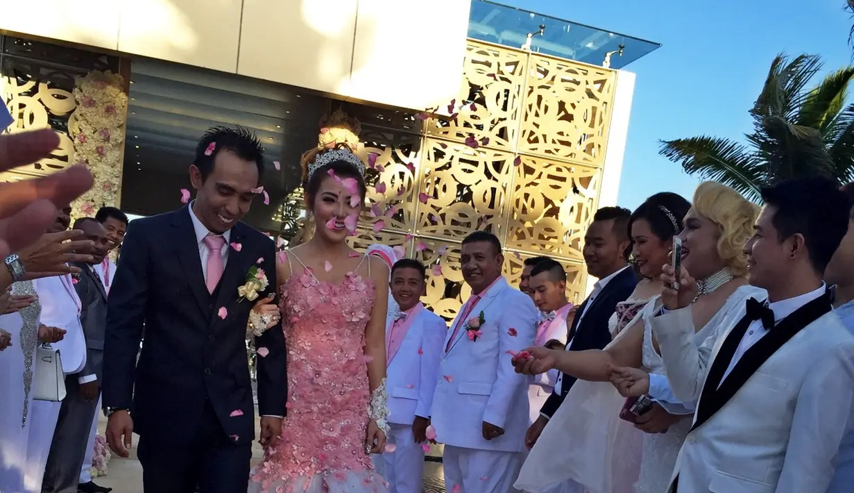 Usai janji nikah, Bella Shofie - Suryono disambut tabur bunga. (Fathan Rangkuti/Bintang.com)