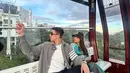 Selama di gondola, Fuji dan Verrell Bramasta tampak begitu akrab. Verrell terlihat menikmati perjalanan dengan ekspresi santai, sementara Fuji sesekali melempar senyum manis. Interaksi mereka yang seru dan penuh canda tawa membuat para penggemar semakin gemas. (Liputan6.com/Tiktok/@mybramastavrl)
