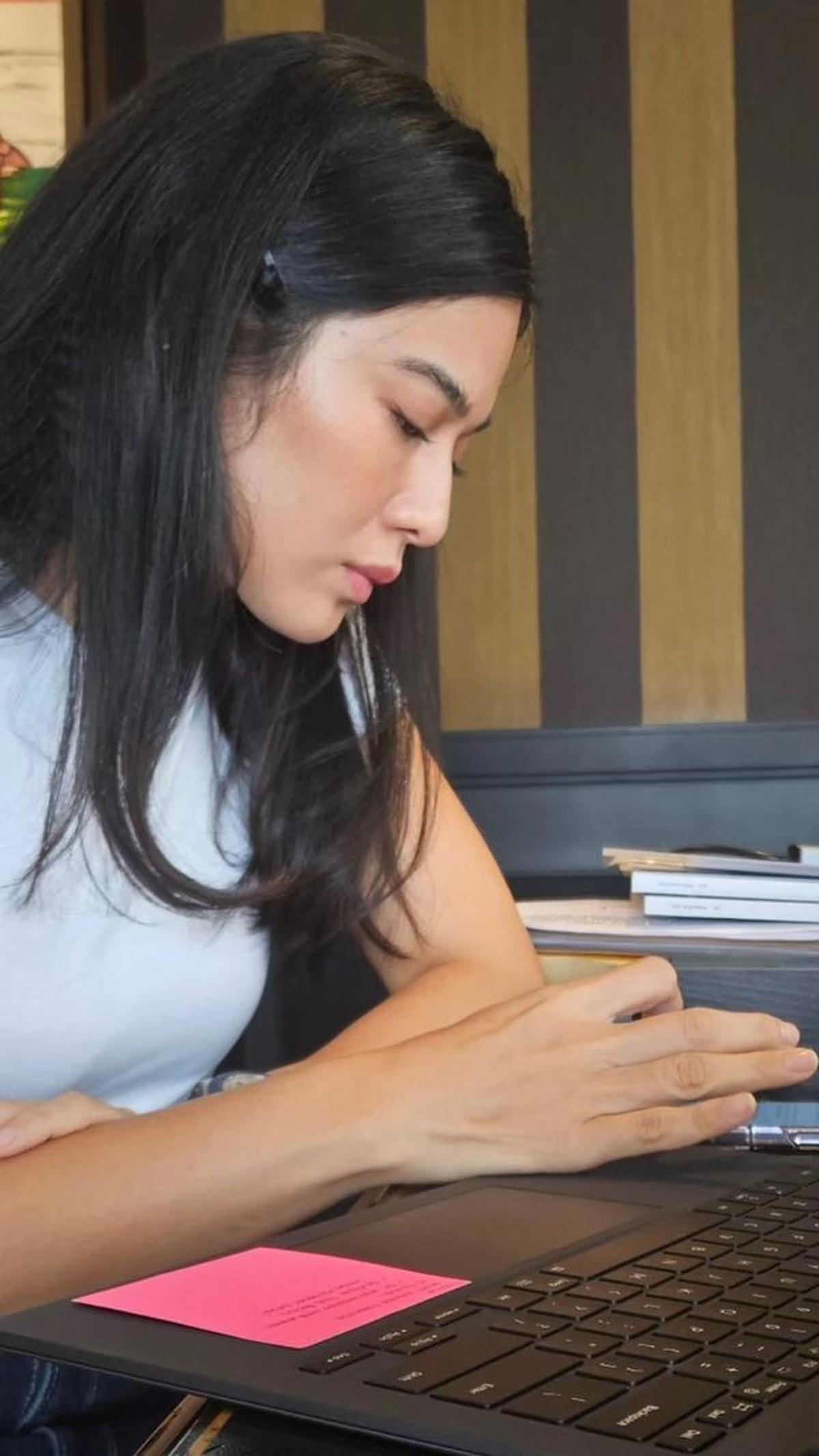 Punya pengalaman bekerja di kantor