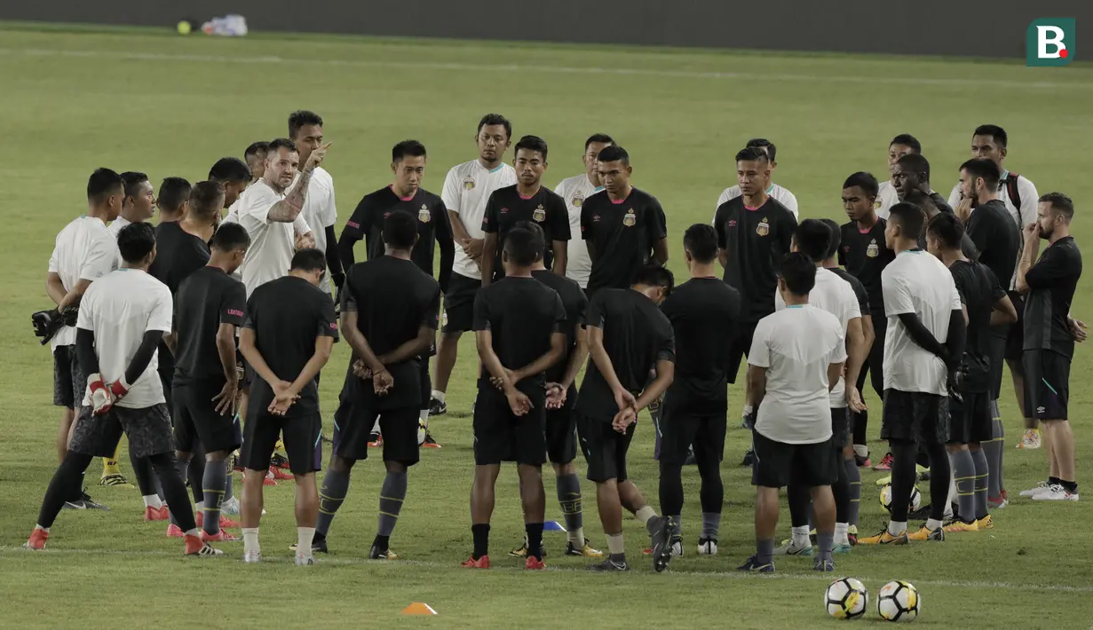 Pelatih Bhayangkara FC, Simon McMenemy, memberikan arahan kepada anak asuhnya saat latihan jelang laga perdana Liga 1 di SUGBK, Jakarta, Kamis (22/3/2018). Bhayangkara FC akan berhadapan dengan Persija. (Bola.com/M Iqbal Ichsan)
