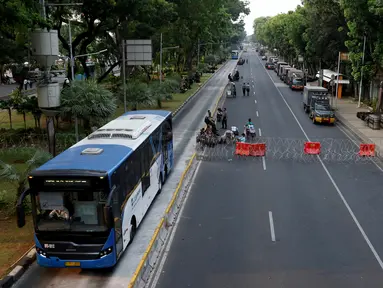 Suasana akses jalan menuju Istana Negara, Jakarta, Senin (14/10/2019). Hingga sore hari, polisi masih menutup jalan dikarenakan isu adanya demo mahasiswa yang akan berlangsung hari ini. (Liputan6.com/JohanTallo)