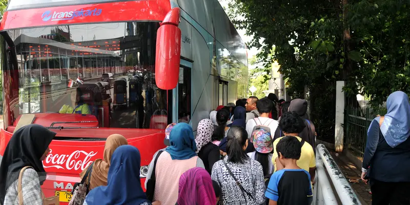 20151226-Bus Gratis Keliling Jakarta Diserbu Warga-Jakarta-Yoppy Renato