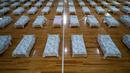 Tempat tidur untuk pasien yang terinfeksi virus corona Covid-19 diletakkan di gimnasium tempat berlatih timnas futsal Asosiasi Sepakbola Argentina (AFA) di pinggiran Buenos Aires, Senin (13/4/2020). AFA menjadikan markas timnas futsalnya sebagai tempat perawatan pasien corona. (AP/Victor R Caivano)