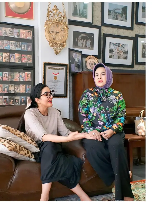 5 Potret Ashanty Kunjungi Rumah Hetty Koes Endang, Ruang Artistik Penuh Penghargaan