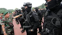 Pangkostrad, Letjen TNI Edy Rahmayadi mengecek kesiapan pasukan Kopassus saat apel Komando Gabungan Operasi Pengamanan VVIP di Mabes TNI Jakarta, Selasa (28/2). 12.000 personel gabungan disiagakan dalam operasi tersebut. (Liputan6.com/Helmi Fithriansyah)