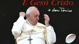 Zucchetto yang dikenakan Paus Fransiskus tertiup angin saat upacara peringatan 25 tahun kematian Don Tonino Bello di Alessano, Italia (20/4). Insiden ini ternyata bukan yang pertama terjadi, di mana angin menerbangkan peci Paus. (AFP/Vincenzo Pinto)
