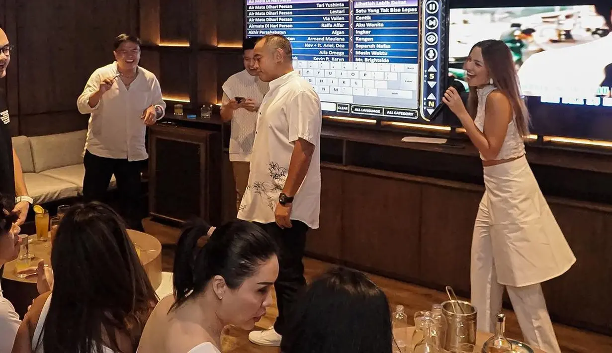 Kejutan baby shower di buat di salah satu resto mewah yang berada di kawasan Jakarta. "@theresawienathan Surprise baby shower!," tulis ramadhaniabakrie dalam unggahan 10 September. [Instagram/ramadhaniabakrie]