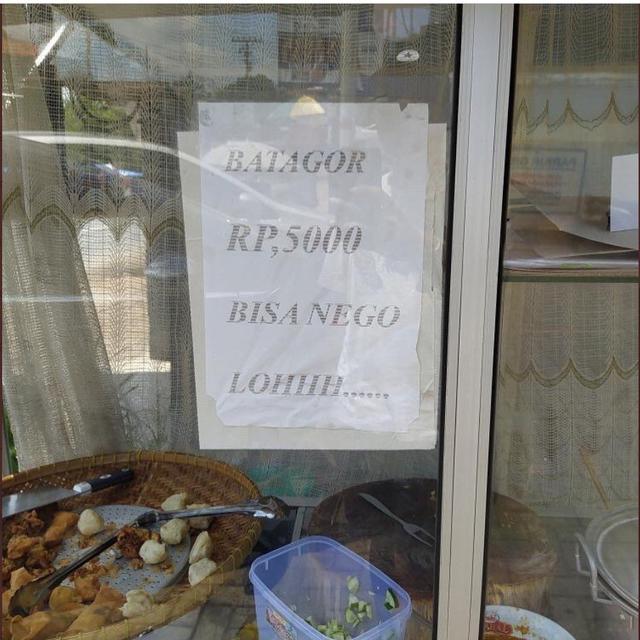 6 Tulisan Sok Asyik Orang Jualan Ini Kalimatnya Familiar, Bikin Senyum Tipis