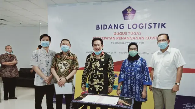 Anwar Fuady dan aktor senior Roy Marten menyambangi gedung pusat Badan Nasional Penanggulangan Bencana (BNPB)