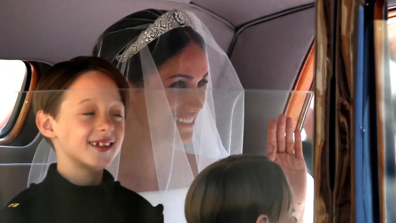 Gaun Putih Panjang Meghan Markle di Hari Pernikahan