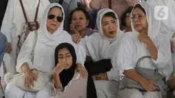 Keluarga, kerabat, dan masyarakat umum turut mengantarkan jenazah Titiek Puspa ke tempat peristirahatan terakhir. (Liputan6.com/Herman Zakharia)