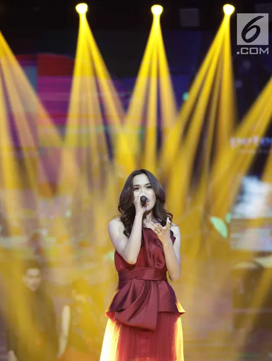 Aksi panggung Sheryl Sheinafia saat menghibur penonton dalam acara SCTV Music Award 2018 di Studio 6 Emtek, Jakarta, Jumat (27/4). (Liputan6.com/Faizal Fanani)