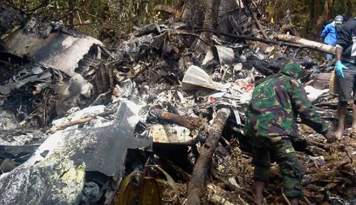 Puing pesawat ATR 42 milik Trigana Air IL 257 yang ditemukan di Oksob, Pegunungan Bintang, Papua, Selasa (18/8/2015). Pesawat yang membawa 54 penumpang tersebut ditemukan dalam keadaan hancur dan terbakar. (Istimewa)