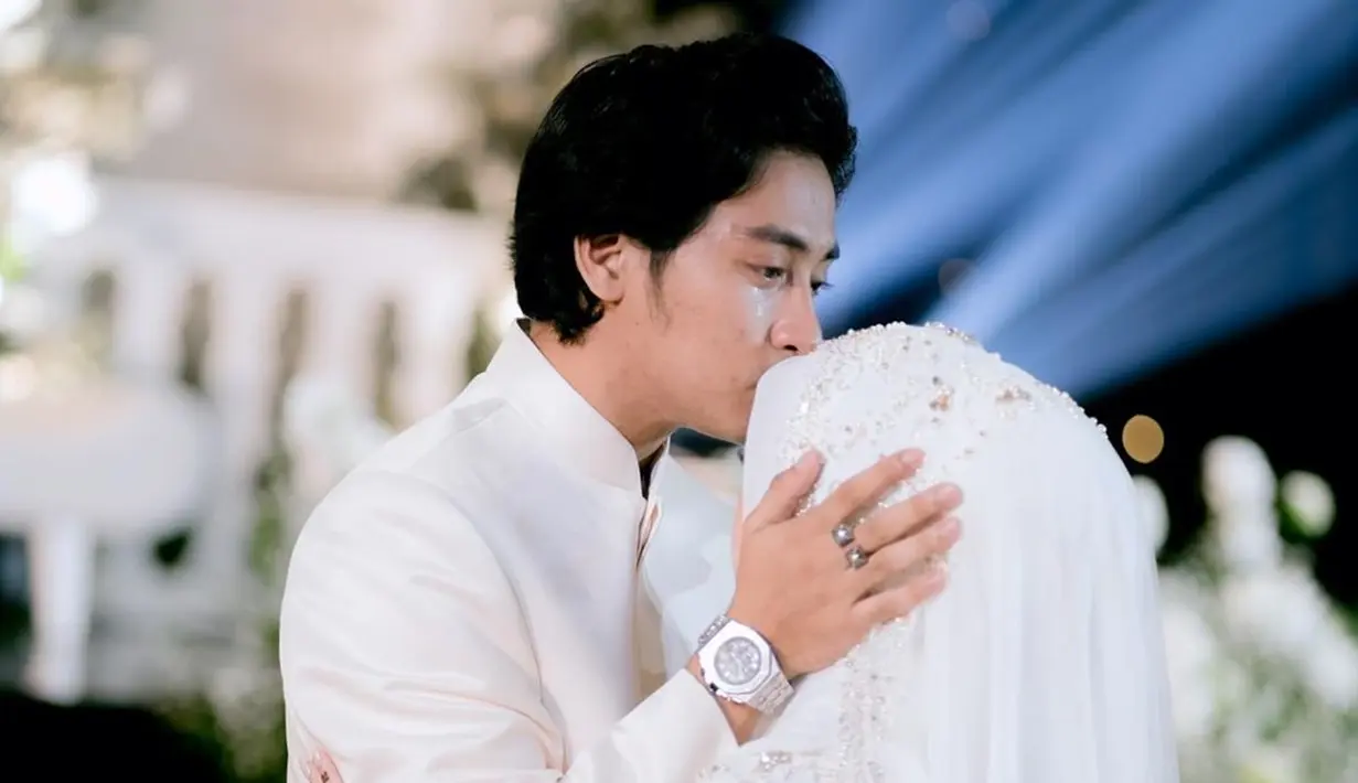 Sedari Adiba resmi menikah hingga saat ini, tak sedikit netizen yang masih haru dan ungkap salut dengan sikap Abidzar. Terpaut usia hanya 1 tahun, tak heran jika kakak adik ini sudah dekat sedari dulu. Seperti diketahui Adiba lahir pada 2000 sementara Abidzar tahun 2001. Beri kecupan tulus di kening Adiba Khanza, netizen memuji sikap manis dan sifat penyayang anak kedua Umi Pipik dan mendiang Uje ini. (Liputan6.com/IG/@abidzar73)