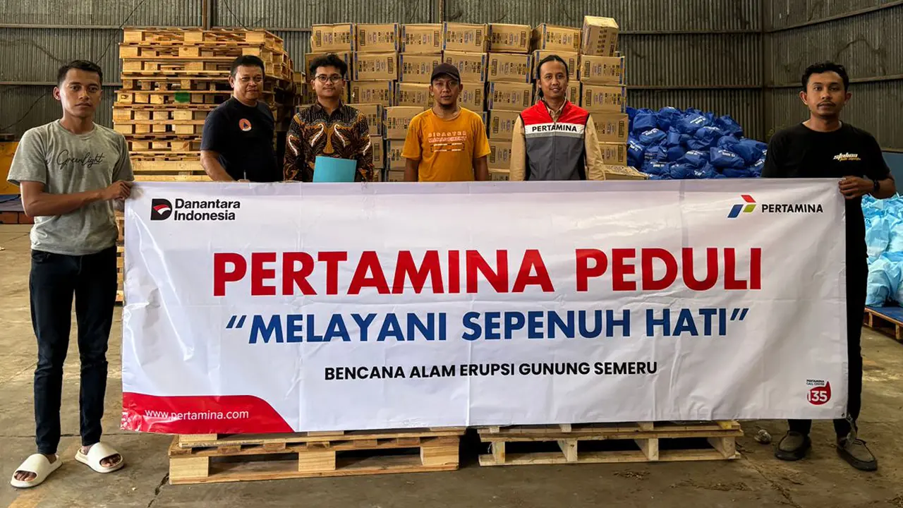 Pertamina menyalurkan bantuan kepada masyarakat terdampak bencana erupsi Gunung Semeru, Jawa Timur. (Dok Pertamina)