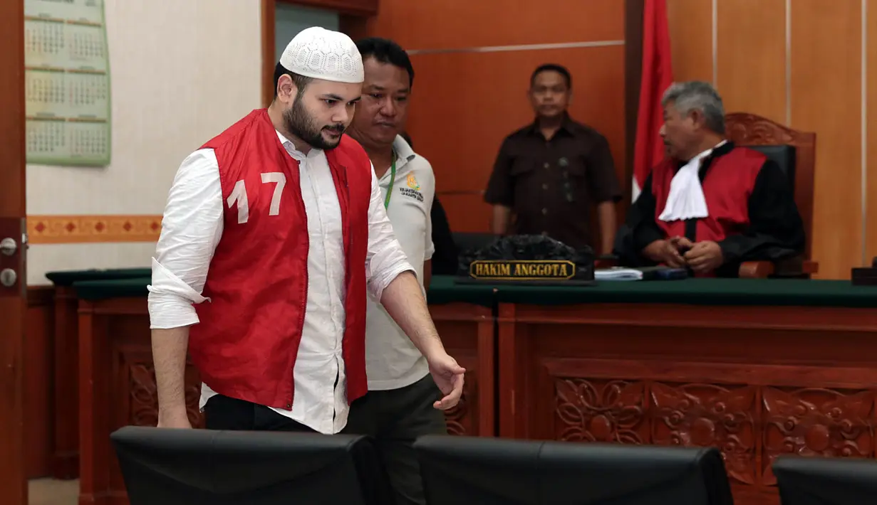 Sidang keterlibatan narkoba Ridho Rhoma kembali di gelar di Pengadilan Negeri Jakarta Barat Selasa (25/7). Pada sidang keempat kali ini, Ridho terlihat lebih tenang. Sidang kali ini beragendakan putusan sela. (Deki prayoga/Bintang.com)