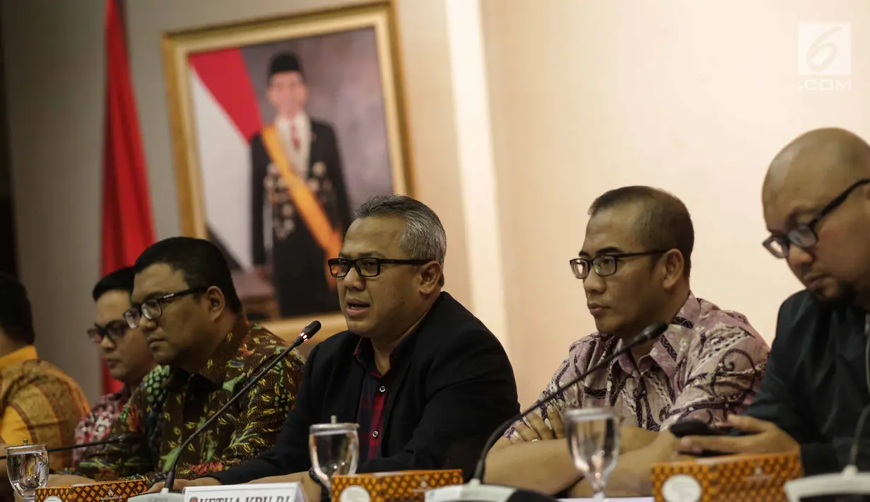 Ketua KPU Arief Budiman (ketiga kanan) memaparkan Hasil Penelitian Administrasi Perbaikan kepada 9 Partai Politik (Putusan Bawaslu) di Gedung KPU Pusat, Jakarta, Minggu (24/12). (Liputan6.com/Faizal Fanani)