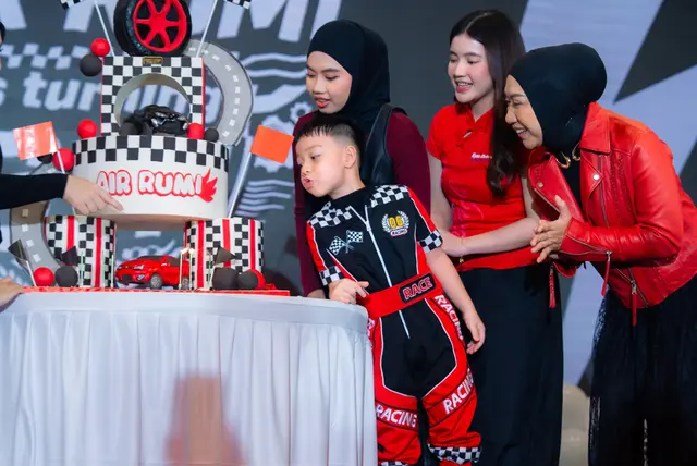 Momen Air Rumi Meniup Lilin Kue Ulang Tahun