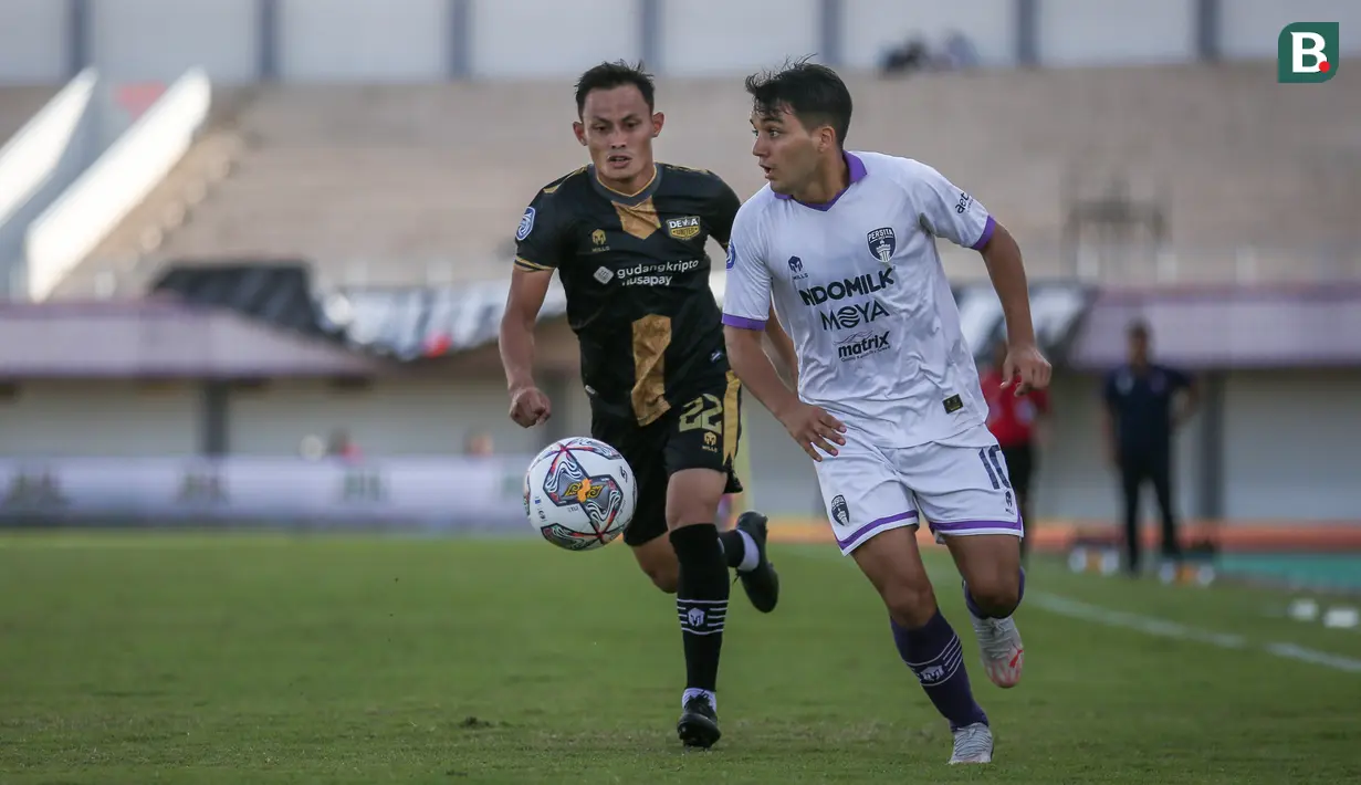 Pemain Persita Tangerang, Ezequiel Vidal (kanan) berebut bola dengan pemain Dewa United FC, Dias Angga Putra dalam laga pekan ke-20 BRI Liga 1 2022/2023 di Stadion Indomilk Arena, Tangerang, Minggu (22/1/2023). (Bola.com/Bagaskara Lazuardi)