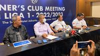 Jajaran LIB bersama Sekjen PSSI Yunus Nusi saat menghadiri Owner's Meeting di Hotel Sultan, Jakarta, pada Jumat (4/11/2022). (Liputan6.com/Melinda Indrasari)