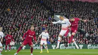 Pemain Liverpool Darwin Nunez mencetak gol pertama timnya saat pertandingan sepak bola Liga Inggris antara Liverpool dan West Ham United di stadion Anfield di Liverpool, Inggris, Rabu, 19 Oktober 2022. (AP Photo/Jon Super)
