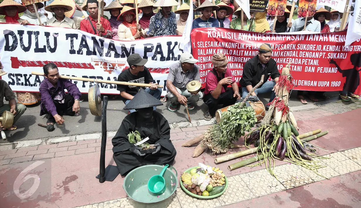 Massa yang tergabung dalam Koalisi Lawan Perampasan Tanah menggelar unjuk rasa di depan Mahkamah Agung, Jakarta, Kamis (2/6/2016). Dalam aksinya, mereka menuntut pemerintahan Jokowi untuk menyelesaikan konflik Agraria. (Liputan6.com/Faizal Fanani)