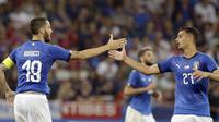 Bek Timnas Italia Leonardo Bonucci (kiri) merayakan gol ke gawang Prancis bersama Rolando Mandragora pada laga uji coba di Allianz Riviera, Jumat (1/6/2018). (AP Photo/Claude Paris)