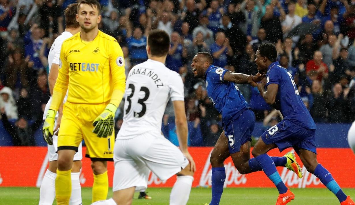 Pemain Leicester City, Wes Morgan, merayakan gol yang dicetaknya ke gawang Swansea City dalam laga Premier League di King Power Stadium, Sabtu (27/8/2016). (Action Images via Reuters/Carl Recine)
