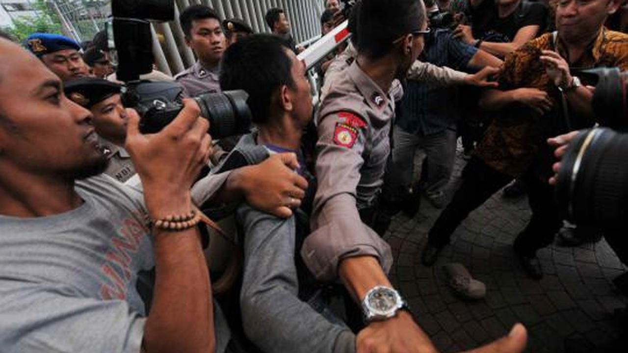 Ricuh saat pemeriksaan istri Anas