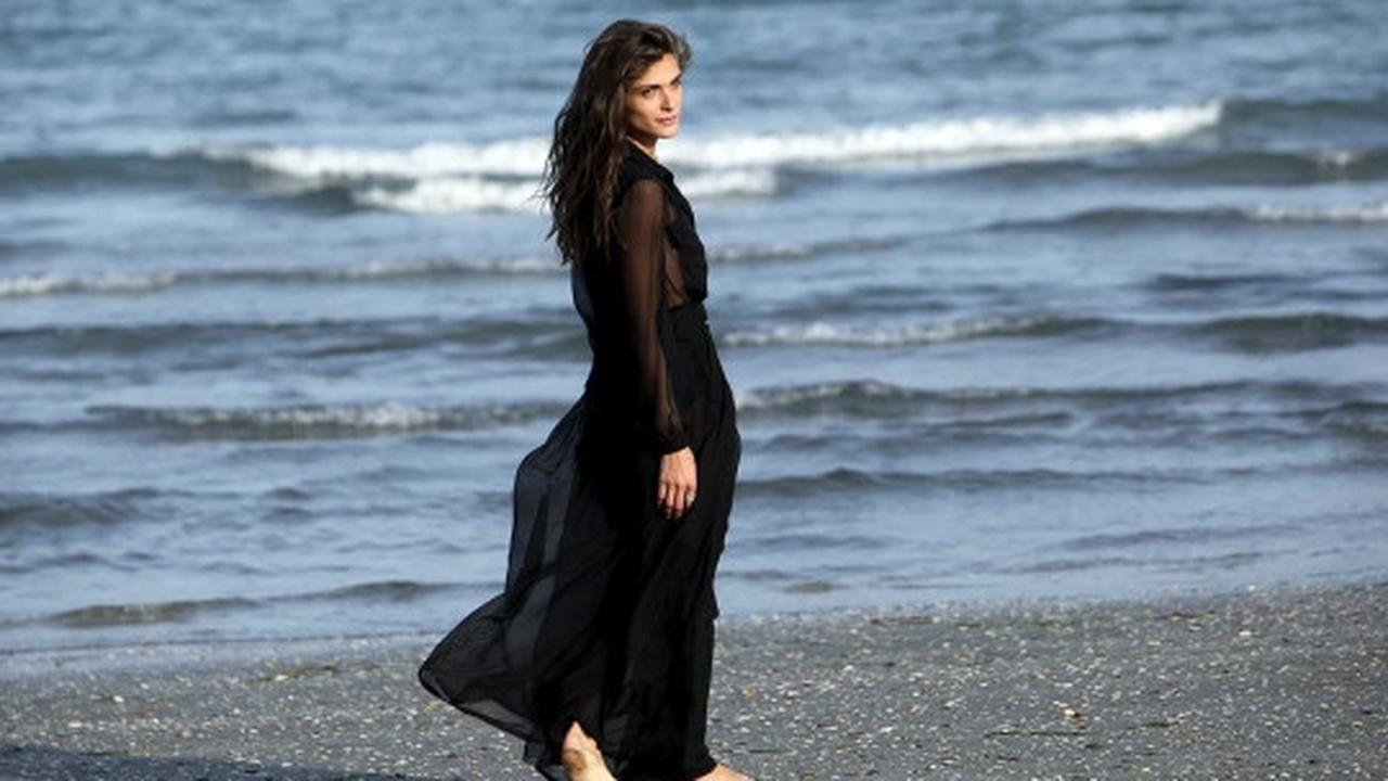 Berpose di pantai, model cantik Festival Film Venice ini jadi buruan