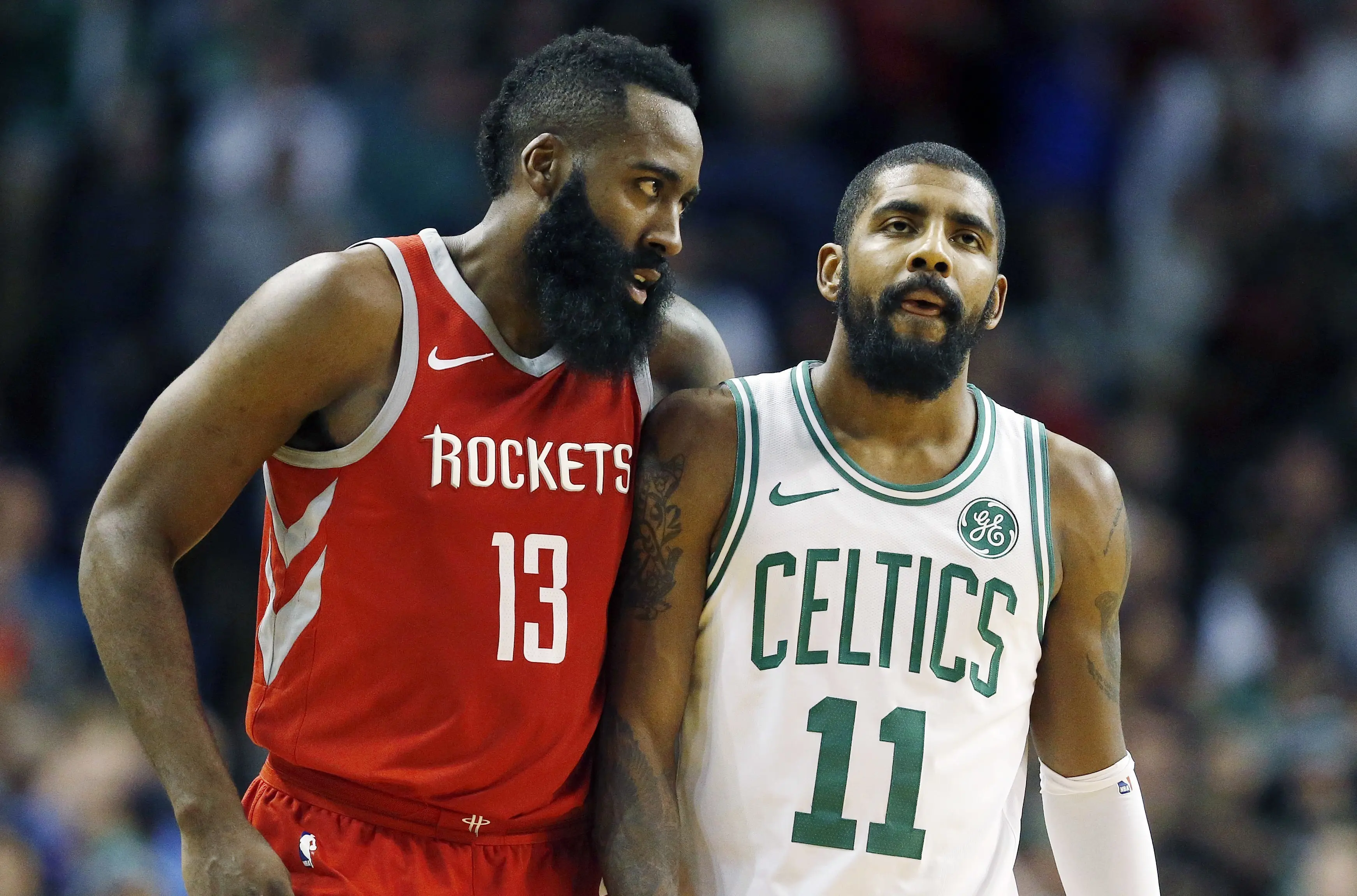 James Harden (kiri) bersaing ketat dengan Kyrie Irving (AP Photo/Michael Dwyer)