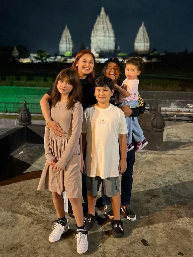 [Fimela] Liburan keluarga Wendi Cagur