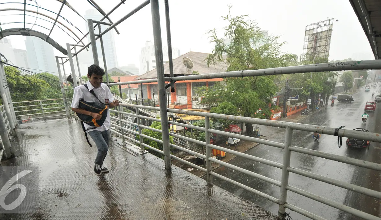 Seorang siswa melintasi jembatan penyeberangan orang (JPO) di Mampang, Jakarta, Selasa (17/1). JPO samping Kantor Pos Jalan Kapten Tendean, Mampang Prapatan kondisinya memprihatinkan dan butuh perbaikan. (Liputan6.com/Yoppy Renato)