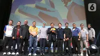 Ketua Umum Pengurus Pusat (PP) Persatuan Bola Voli Seluruh Indonesia (PBVSI), Imam Sudjarwo (enam kiri) bersama Direktur Moji David Setiawan (lima kanan) berfoto bersama seusai konferensi pers di SCTV Tower, Jakarta, Rabu (17/7/2024). (Liputan6.com/Herman Zakharia)