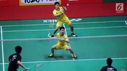 Ganda putra Indonesia, Kevin Sanjaya/Marcus Gideon saat melawan Tinn Isriyanet/Kittisak Namdash (Thailand) pada babak pertama Indonesia Masters 2018 di Istora Senayan, Rabu (24/1). Kevin/Marcus unggul 21-16, 21-16. (Liputan6.com/Helmi Fithriansyah)