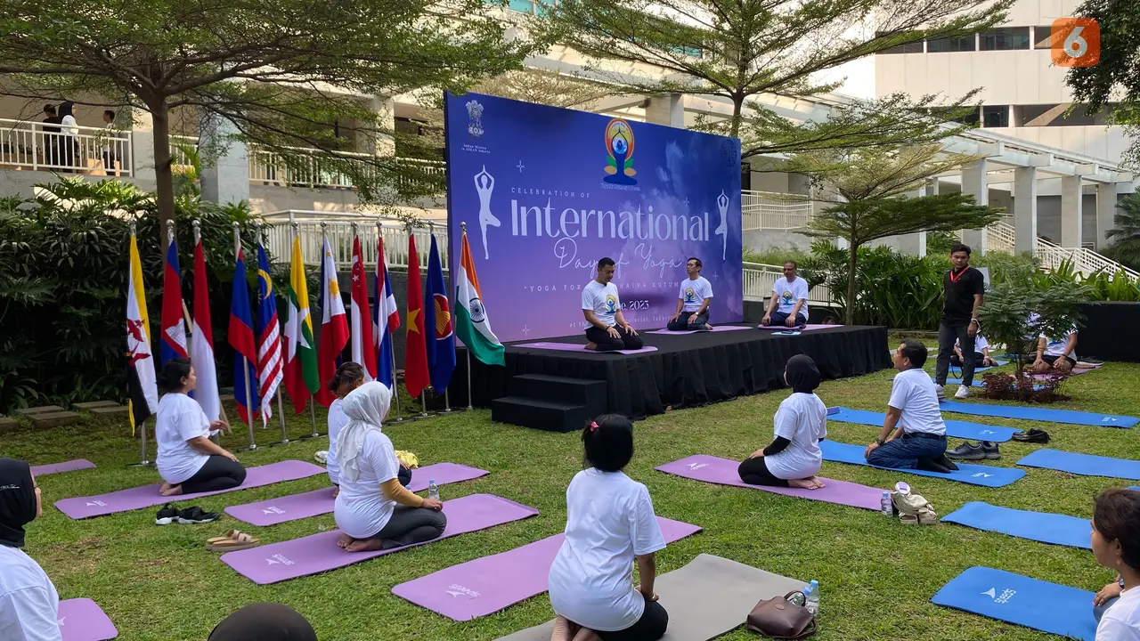 Hari Yoga Internasional Dimeriahkan dengan Yoga Bersama