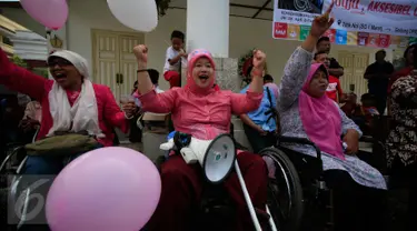 Sejumlah penyandang difabel malakukan aksi damai di depan gedung DPRD DIY, Minggu (14/2/2016). Dalam aksinya mereka menuntut aksesibel untuk semua. (Foto: Boy Harjanto)