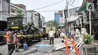 Satpol PP Provinsi DKI Jakarta Arifin mengatakan, sebelum dilakukan pembongkaran secara paksa, pihaknya sudah melakukan sosialisasi selama 4 hari kepada para pemilik ruko untuk membongkar secara mandiri usai mendapatkan surat rekomendasi dari Dinas Cipta Ruang. (merdeka.com/Iqbal S.Nugroho)