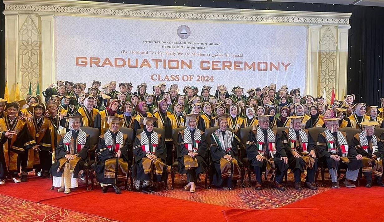 Felice Gabriel diketahui sudah diasuh oleh Dewi Perssik sejak tahun 2007 lalu. Atas pencapaian putranya tersebut, netizen pun memuji Depe yang telah mendidiknya dengan baik selama 17 tahun. Bahkan, tahun lalu Gegep sempat terpilih jadi jadi salah satu siswa yang dikirim ke Kanada untuk sebuah program belajar. (Liputan6.com/IG/@felicegabriel9_real)