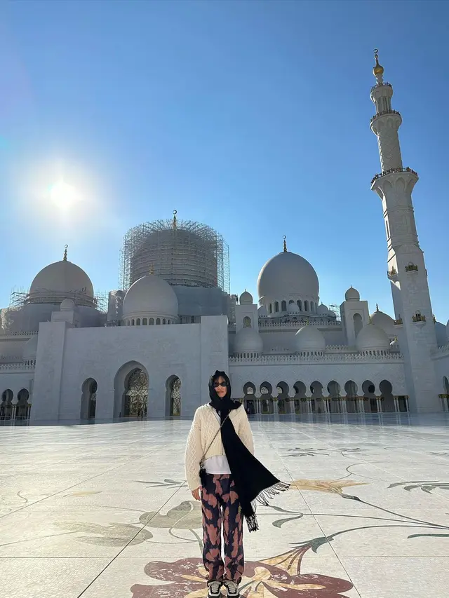 6 Potret Jennie BLACKPINK Pakai Kerudung saat Kunjungi Grand Mosque Abu Dhabi