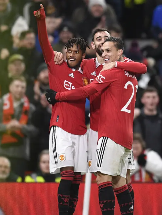 Gelandang Manchester United, Fred (kiri) merayakan dengan rekan setimnya setelah mencetak gol ke gawang Reading selama pertandingan putaran keempat Piala FA di Old Trafford di Manchester, Inggris, Minggu (29/1/2023). MU menang atas Reading 3-1. (AFP Photo/Oli Scarff)
