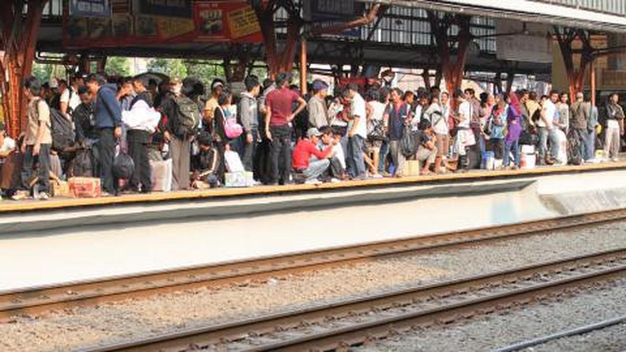 PKL di stasiun Jakarta-Bogor ditertibkan, pedagang emosi